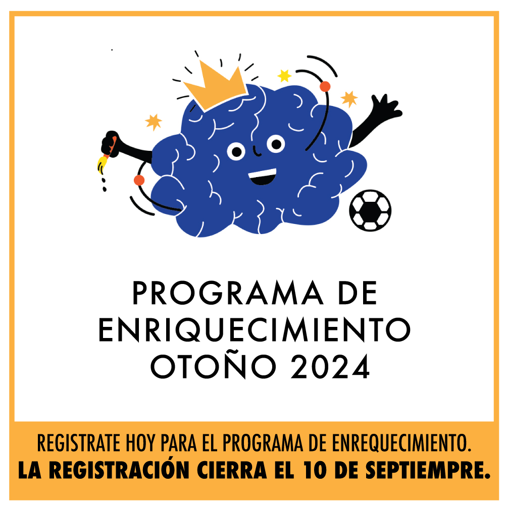 Fondo blanco con un gráfico de una nube azul con una corona dorada y una cara sonriente, persiguiendo un balón de fútbol. El texto negro debajo dice: "Enriquecimiento". Un recuadro amarillo en forma de rectángulo debajo dice en texto negro: "Regístrese hoy para el enriquecimiento de otoño. La inscripción cierra el 10 de septiembre".