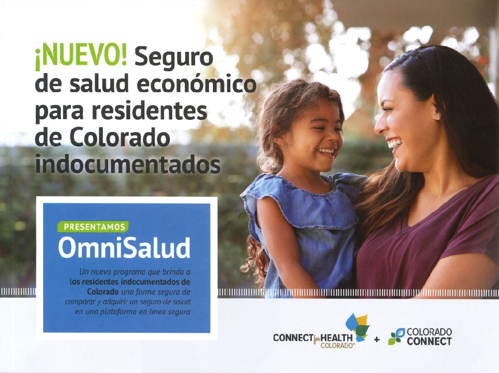 Imagen de una madre sosteniendo a su hija contra un fondo exterior borroso. El texto en negro dice: "¡NUEVO! Seguro de salud asequible para los residentes de Colorado indocumentados. Presentamos OmniSalud: un nuevo programa que brinda a los residentes de Colorado indocumentados una forma segura de comparar y comprar un seguro de salud asequible en una plataforma segura en línea". En la parte inferior del folleto se encuentran los logotipos de Connect for Health Colorado y Colorado Connect.