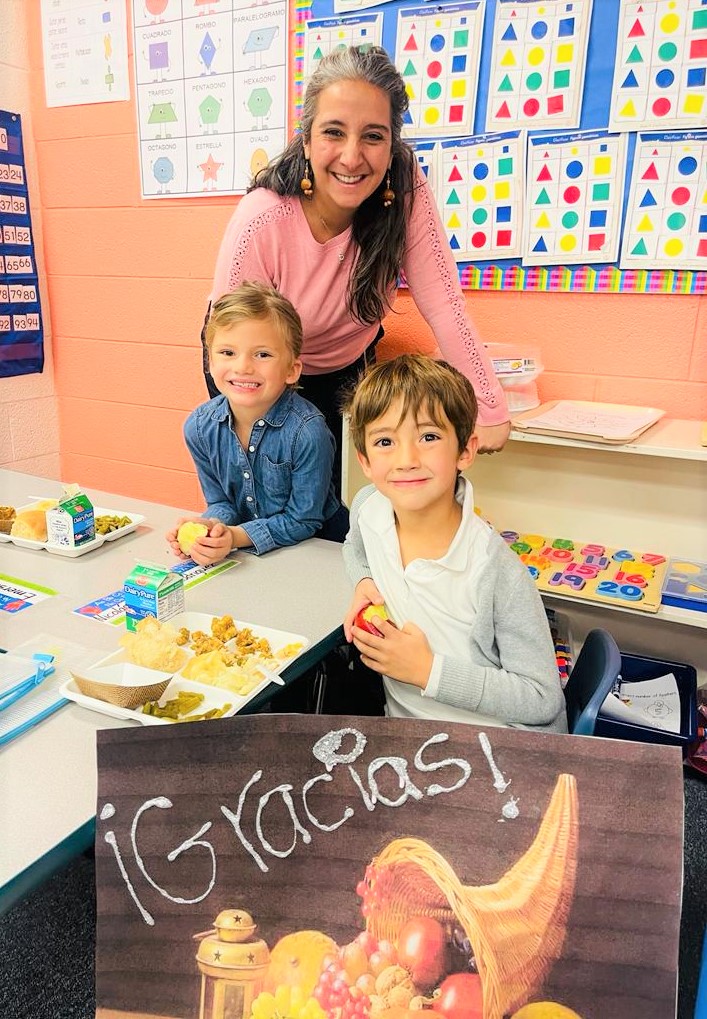 Photo of parent and student at Thanksgiving lunch in classroom