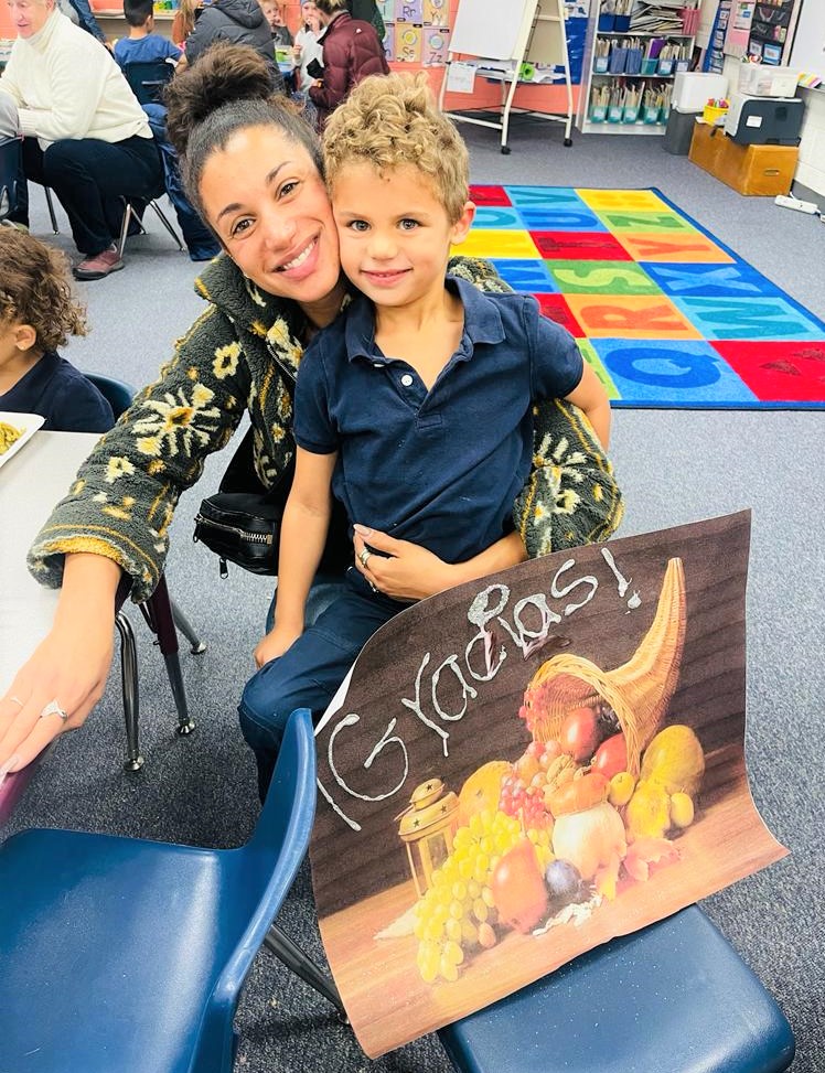 Photo of parent and student at Thanksgiving lunch in classroom