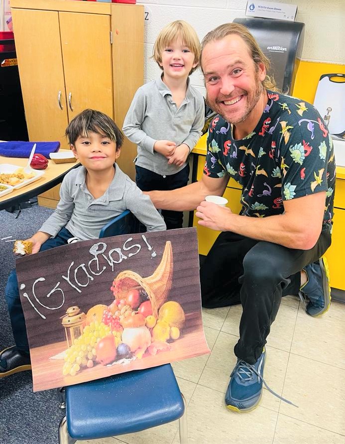 Photo of parent and student at Thanksgiving lunch in classroom