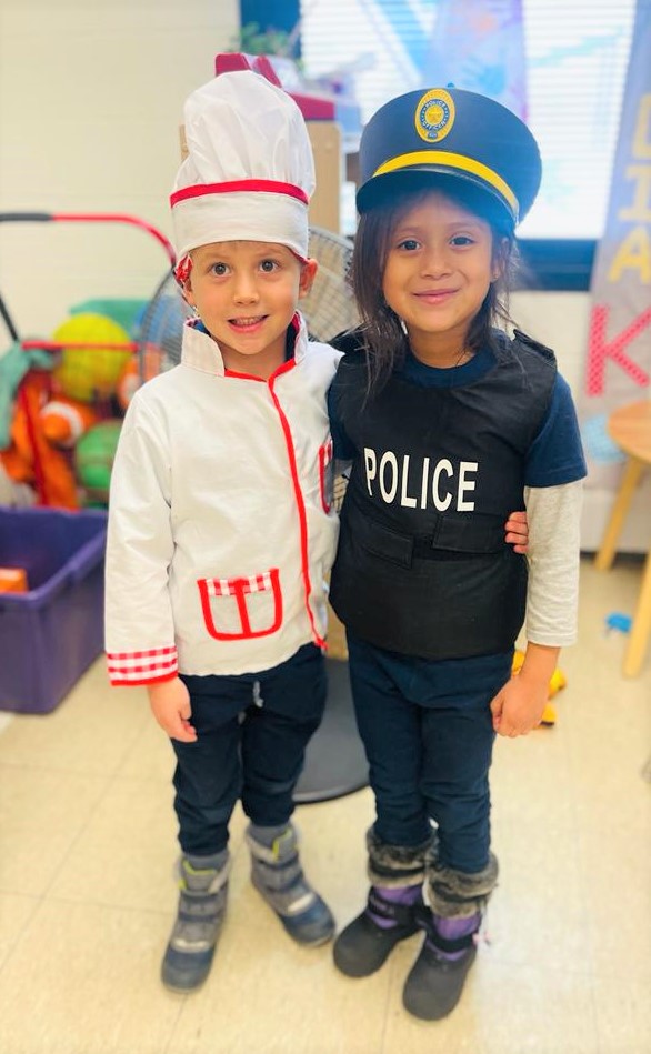 Photo of parent and student at Thanksgiving lunch in classroom