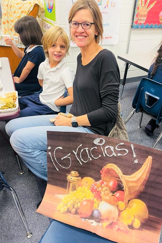 Photo of parent and student at Thanksgiving lunch in classroom