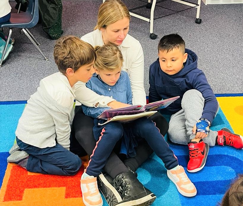 Photo of parent and student at Thanksgiving lunch in classroom