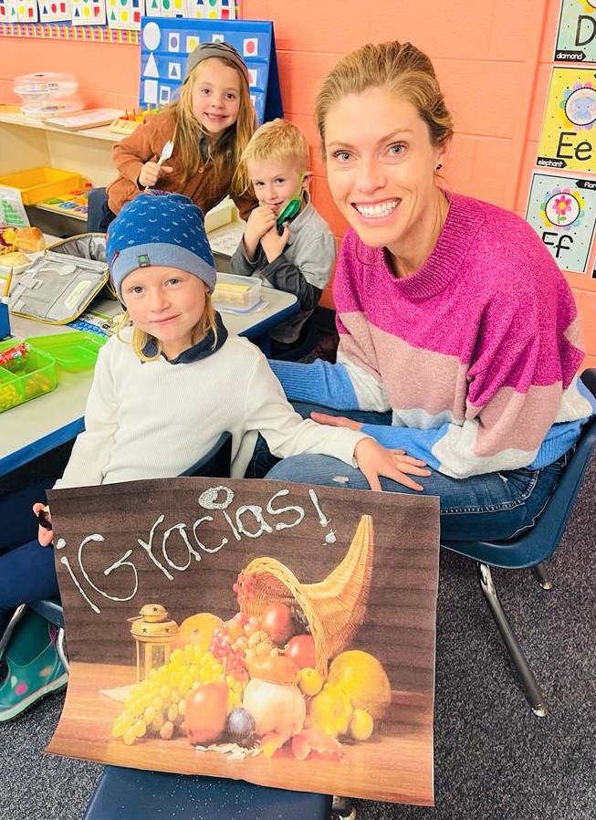 Photo of parent and student at Thanksgiving lunch in classroom