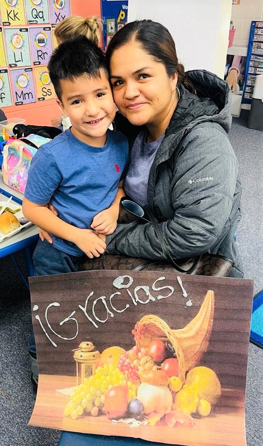 Photo of parent and student at Thanksgiving lunch in classroom