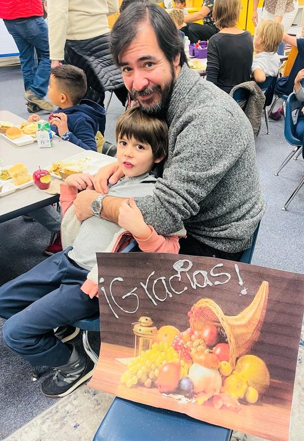 Photo of parent and student at Thanksgiving lunch in classroom