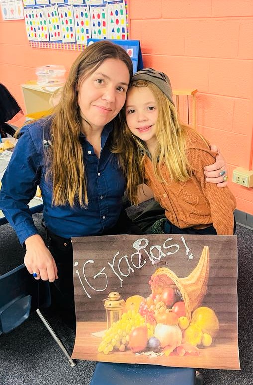 Photo of parent and student at Thanksgiving lunch in classroom