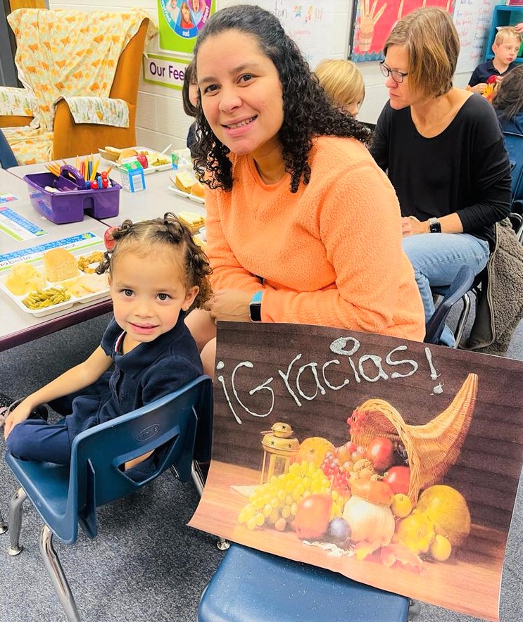 Photo of parent and student at Thanksgiving lunch in classroom