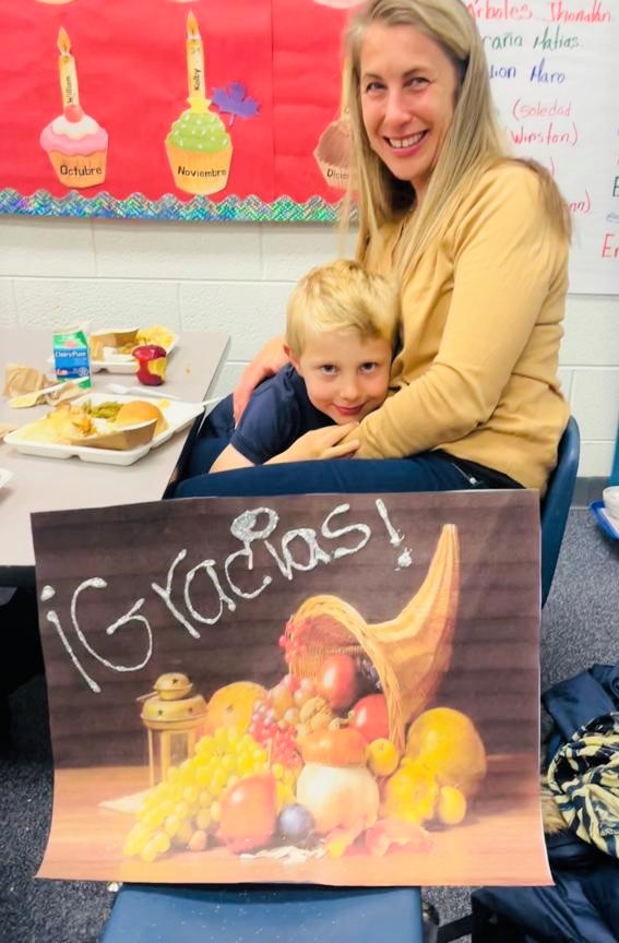 Photo of parent and student at Thanksgiving lunch in classroom